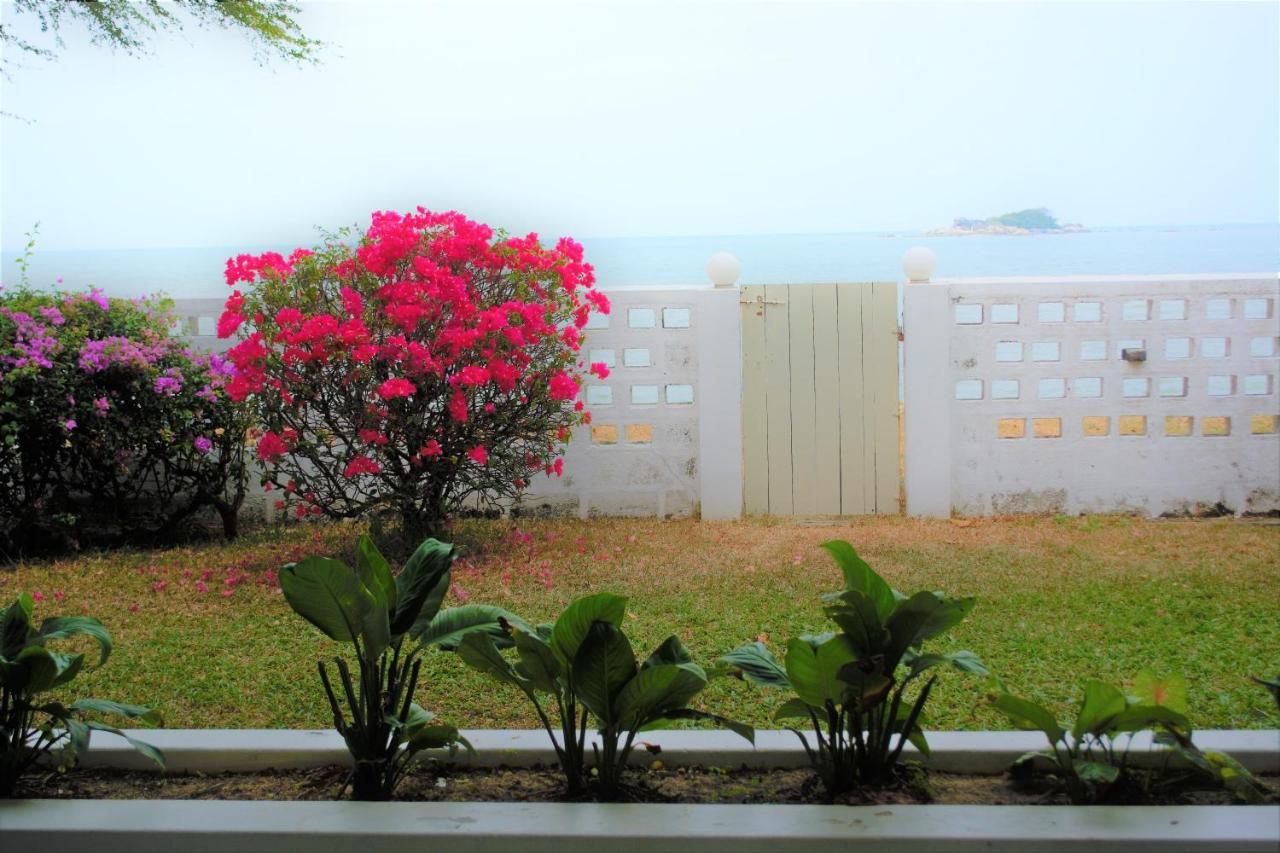 تانجونغ بونغاه G&T'S Beach Front Villa المظهر الخارجي الصورة