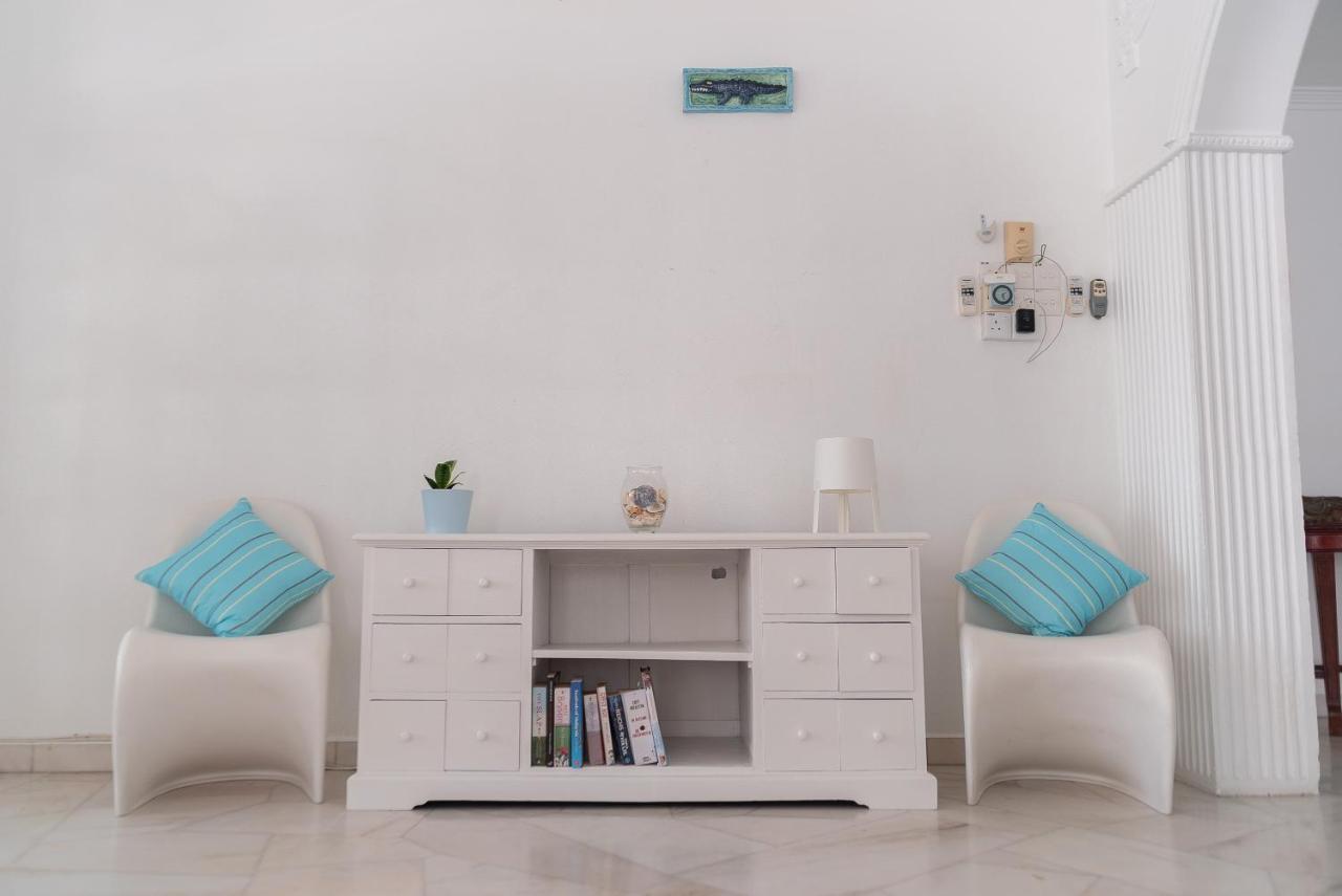 تانجونغ بونغاه G&T'S Beach Front Villa المظهر الخارجي الصورة