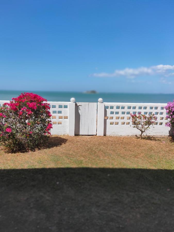 تانجونغ بونغاه G&T'S Beach Front Villa المظهر الخارجي الصورة